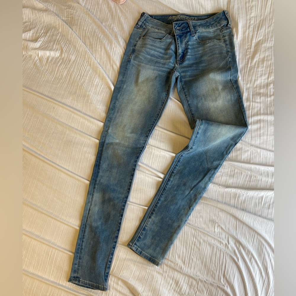 American Eagle faded blue low rise jeggings. Size 6 Long. Excellent condition!
